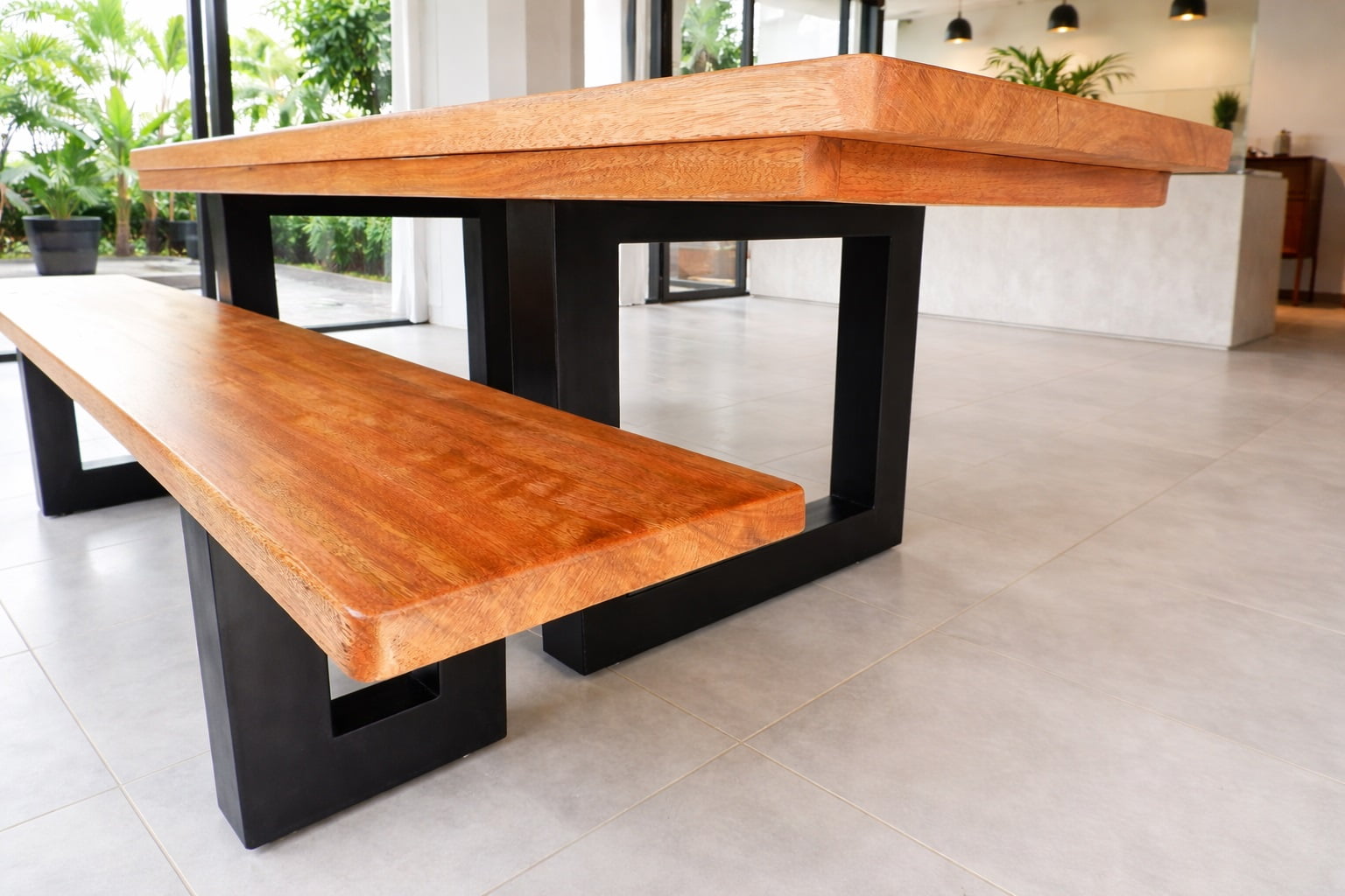 Conjunto de Mesa em Madeira Maciça de Cedro (2,20mts x 85cm x 6cm) com 1 Banco Rústico em Madeira Maciça, tudo com Pés de Ferro Metalom 100mm x 100mm - Acabamento Fosco Natural da Madeira