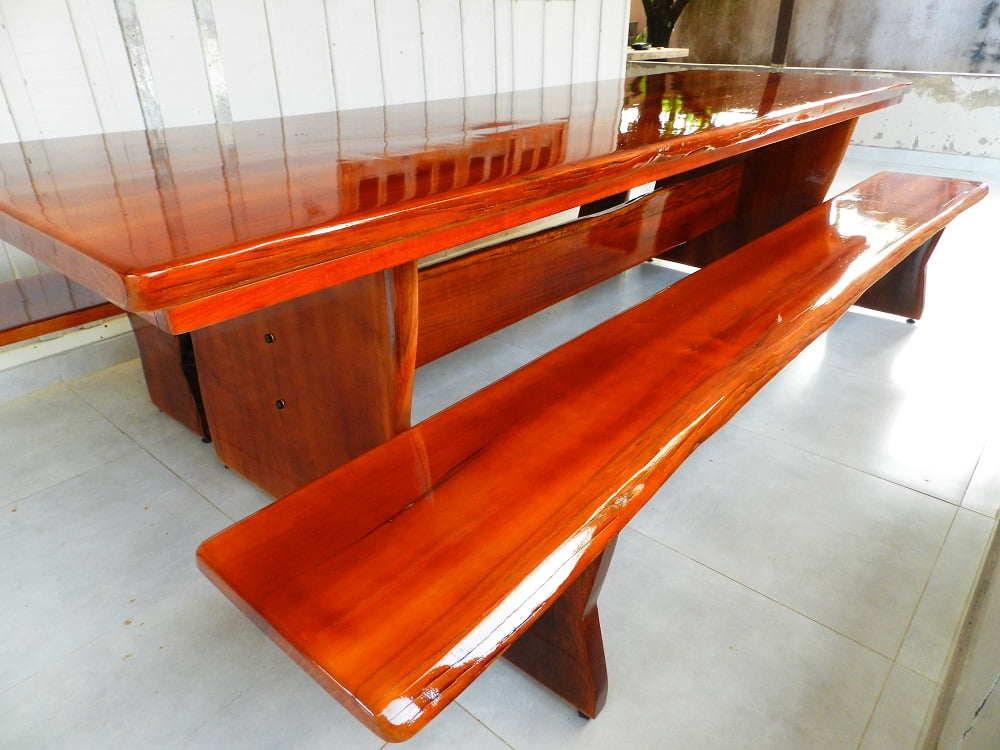 Conjunto Mesa Rústica (200cm x 85cm x 5,5cm) com bordas orgânicas e 2 Bancos Rústicos (200cm X 36cm X 4,0cm) de Madeira 100% Maciça - Pés Taça - Acabamento Embuia – 6 lugares