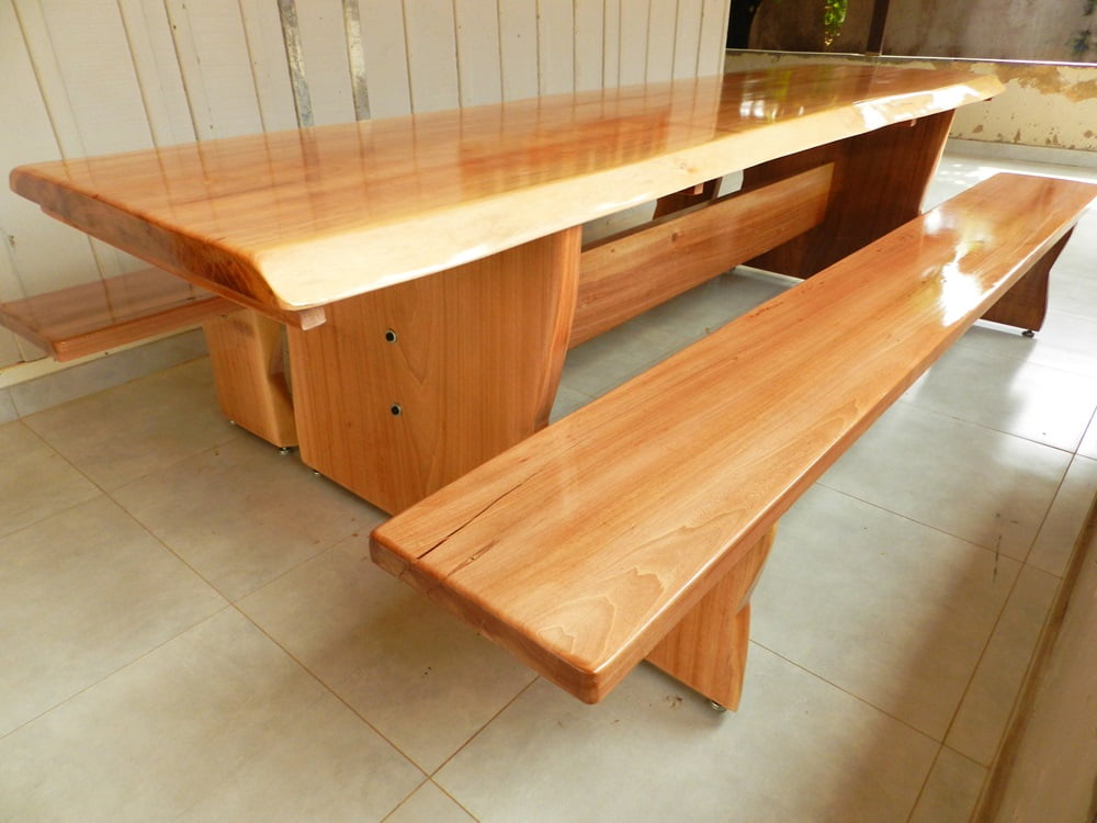 Conjunto Mesa Rústica Madeira Maciça Jequitibá (200cm x 85cm x 5,5cm) com Bordas Orgânicas, com 2 Bancos Rústicos (200cm X 36cm x 4cm) Pés Taça - Acabamento Verniz Auto Brilho – 06 a 08 lugares 