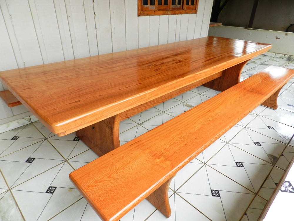 Conjunto Mesa Rústica (250cm x 90cm x 5,5cm) com 2 Bancos Rústicos (250cm  X 36cm x 4cm) de Madeira Maciça de Angelim – Pés Taça - Acabamento Verniz PU auto Brilho - 8 lugares 