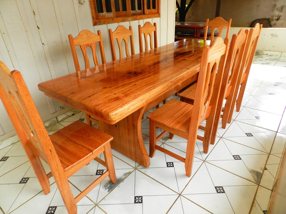 Conjunto Mesa Rústica Churrasco (320cm x 90cm) com 10 Cadeiras Coloniais  Rústicas de Madeira Maciça de Angelim - Pés Formato Taça - Acabamento  Verniz