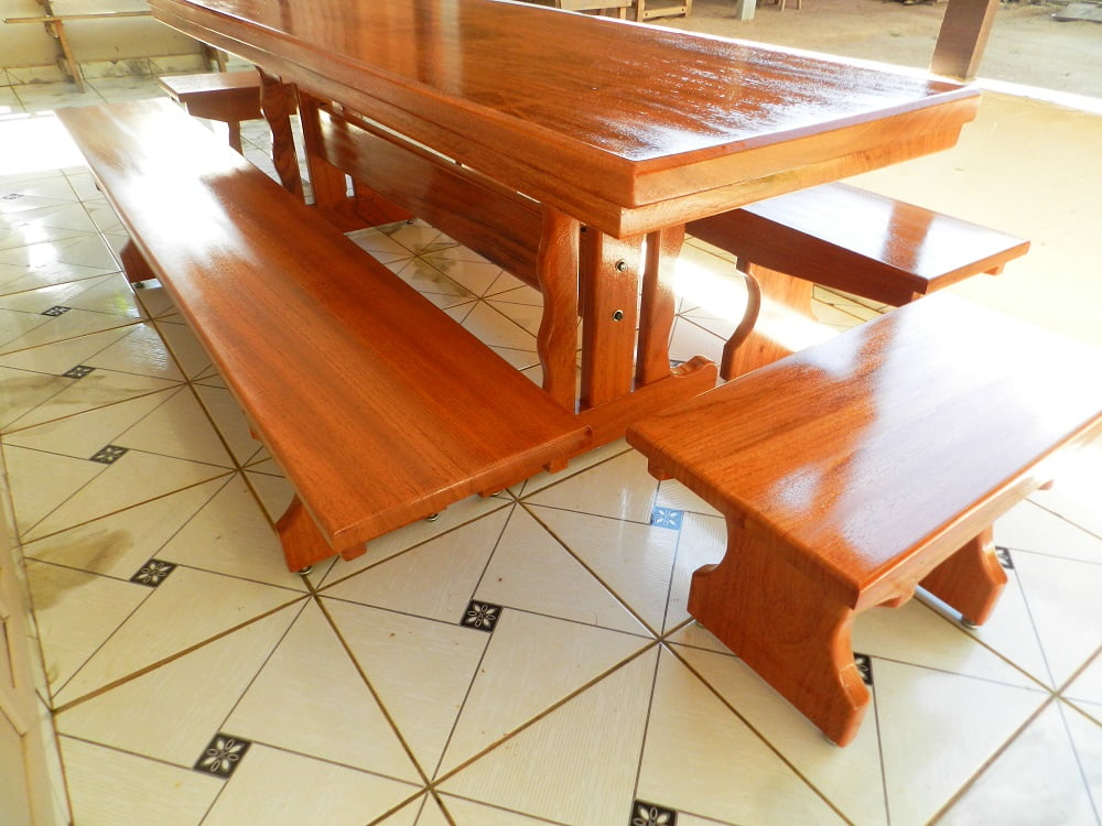 Conjunto Mesa Rústica Churrasco (320cm x 90cm) com 10 Cadeiras Coloniais  Rústicas de Madeira Maciça de Angelim - Pés Formato Taça - Acabamento  Verniz