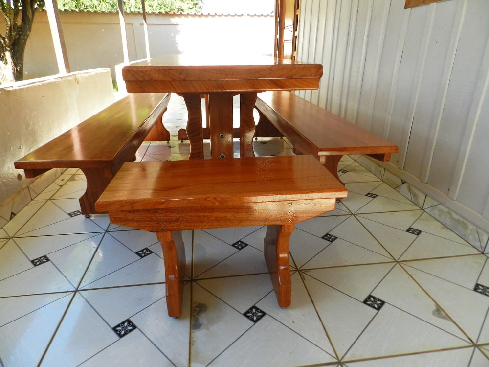 Conjunto Mesa Rústica Churrasco (320cm x 90cm) com 10 Cadeiras Coloniais  Rústicas de Madeira Maciça de Angelim - Pés Formato Taça - Acabamento  Verniz