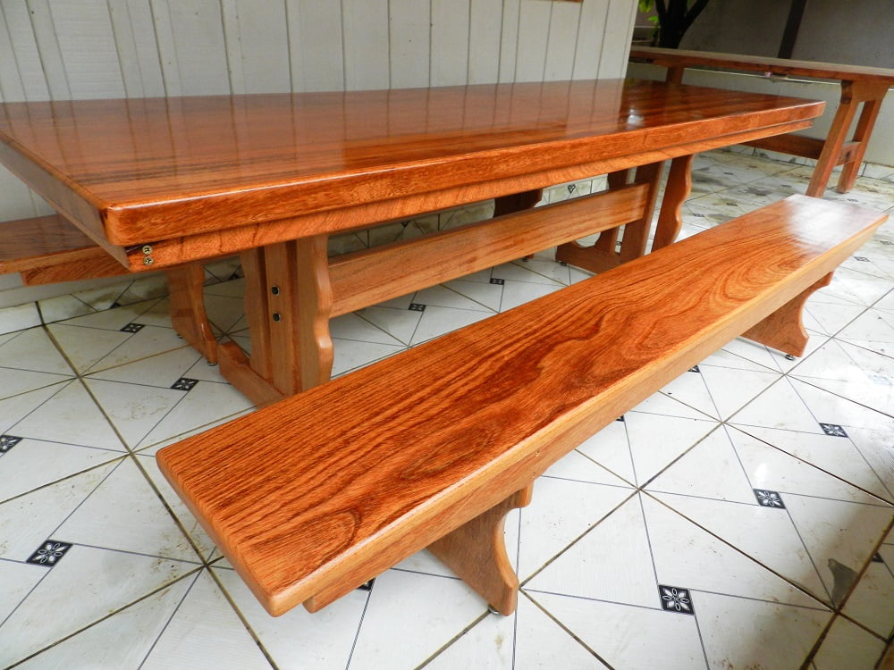 Conjunto Mesa Rústica Churrasco (320cm x 90cm) com 10 Cadeiras Coloniais  Rústicas de Madeira Maciça de Angelim - Pés Formato Taça - Acabamento  Verniz