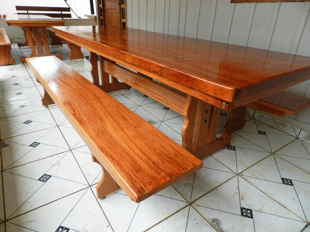 Conjunto Mesa Rústica Churrasco (320cm x 90cm) com 10 Cadeiras Coloniais  Rústicas de Madeira Maciça de Angelim - Pés Formato Taça - Acabamento  Verniz