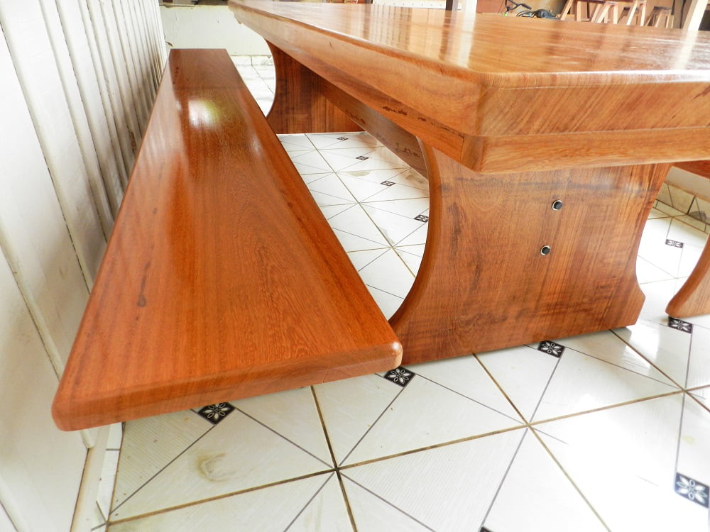 Conjunto Mesa Rústica Churrasco (320cm x 90cm) com 10 Cadeiras Coloniais  Rústicas de Madeira Maciça de Angelim - Pés Formato Taça - Acabamento  Verniz