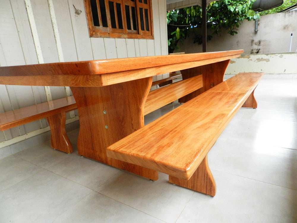 Conjunto Mesa Rústica Churrasco (320cm x 90cm) com 10 Cadeiras Coloniais  Rústicas de Madeira Maciça de Angelim - Pés Formato Taça - Acabamento  Verniz