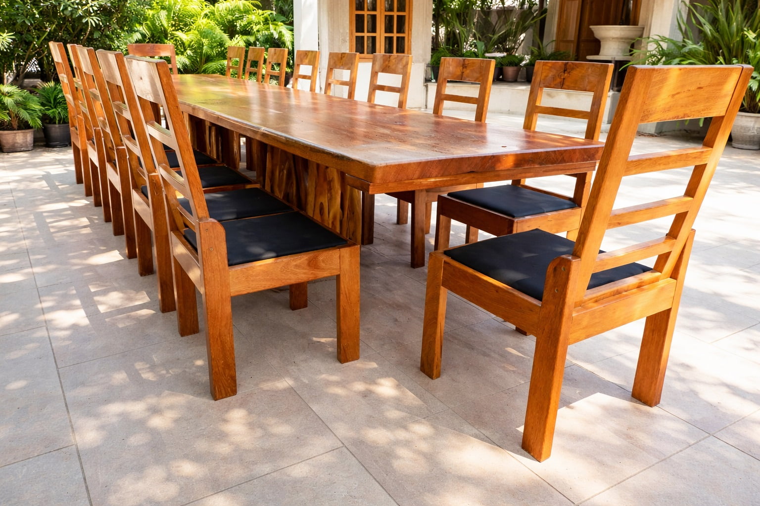 CONJUNTO MESA RÚSTICA MADEIRA MACIÇA ANGELIM TAMPÃO (600CM X 92CM X 6,0CM) COM 18 SEMI-POLTRONAS ESTOFADAS NO ASSENTO, SEM ENCOSTO P/BRAÇOS PÉS DA MESA EM GUARANTÃ ACABAMENTO VERNIZ AUTO-BRILHO