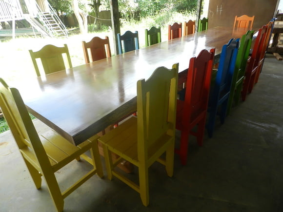 Conjunto Mesa Rústica Madeira Maciça  Tampão (500cm x 90cm x 5,5cm) com 16 Cadeiras Rústicas Coloniais Coloridas de Madeira Maciça de Garapeira - 16 lugares