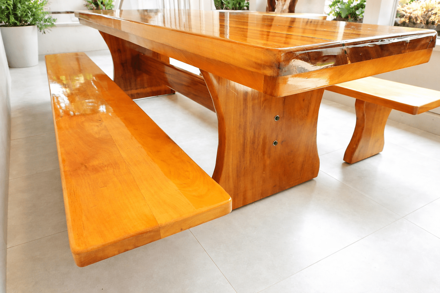 Conjunto Mesa Rústica (300cm x 90cm x 6cm) com 2 Bancos Rústicos (300cm X 36cm 4cm) de Madeira Maciça de Garapeira – Pés Formato Taça - Acabamento Verniz Incolor Auto brilho - 10 lugares 