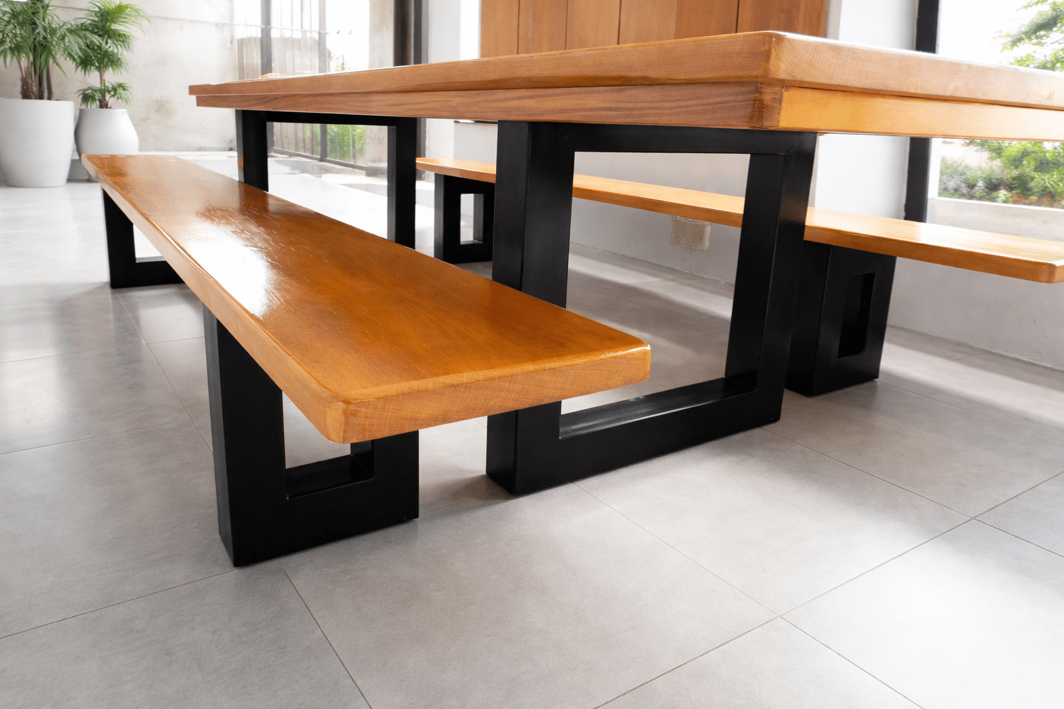 Conjunto Mesa Rústica de Madeira Maciça de Garapeira (300cm x 90cm x 6cm) com 2 Bancos Rústicos (300cm X 38cm x 4cm) com Pés de ferro Metalom 100mm x 100mm  –  Acabamento Verniz Auto Brilho - 10 lugares