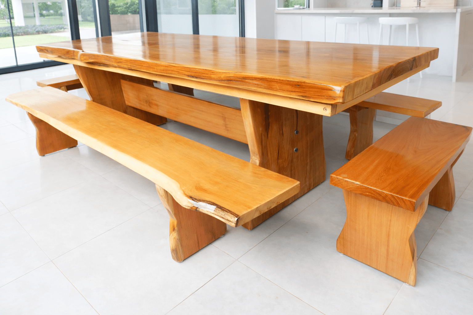 Mesa Rústica Tampo (3mts x 85cm x 5,5cm) + 2 Bancos Laterais Tampo(3mts X 36cm X 4cm) + 2 Bancos Cabeceira Tampo(80cm X 36cm X 4cm) c/Bordas Orgânicas - Pés Taça - Madeira Maciça de Garapeira – Verniz Auto-Brilho - 12 lugares