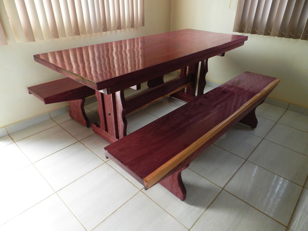 Conjunto Mesa Rústica (200cm x 85cm x 5cm) com 2 Bancos Rústicos (200cm X 36 x 4cm) de Madeira Maciça de Roxão – 6 lugares
