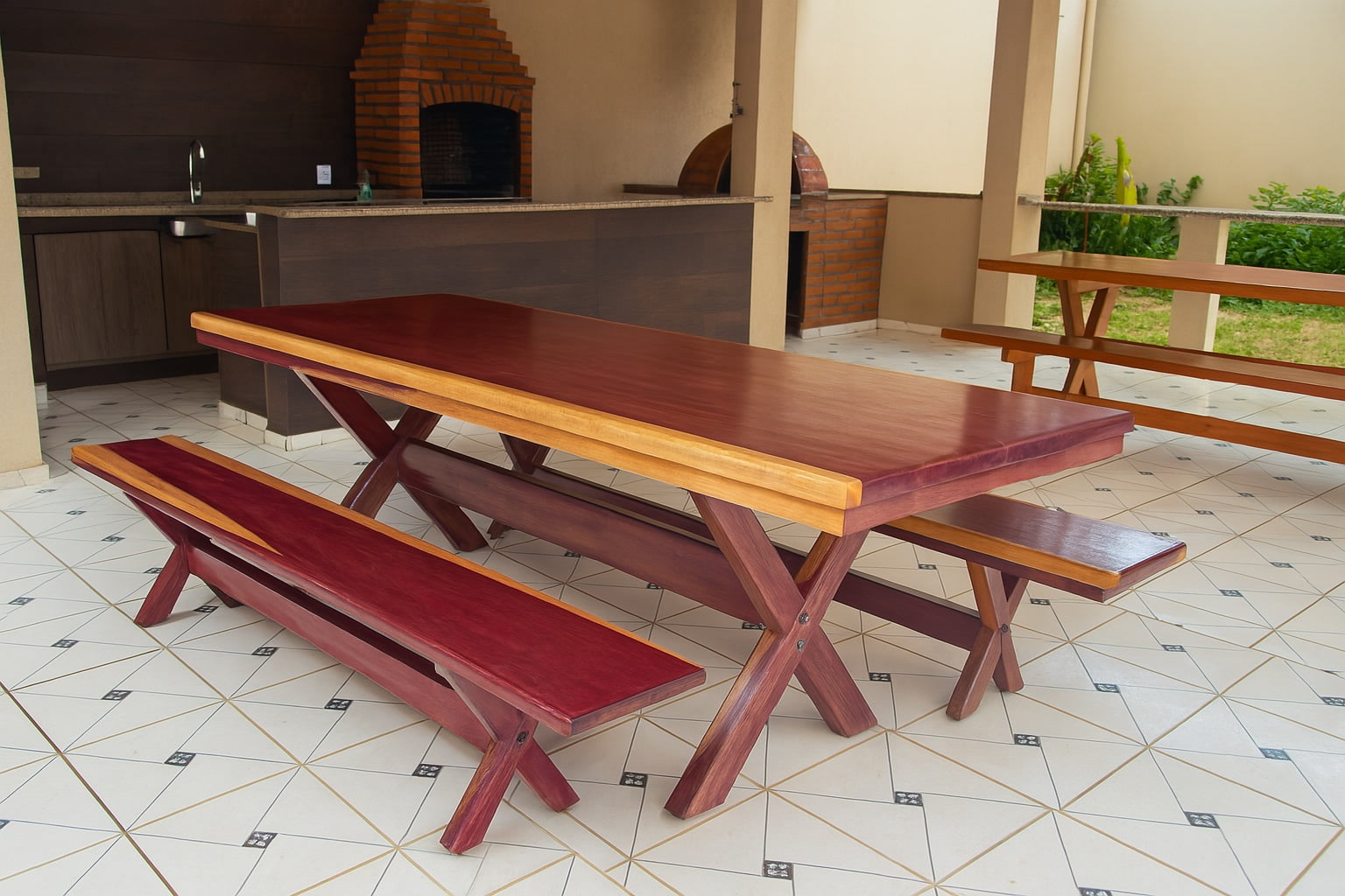 Conjunto Mesa Rústica (250cm x 85cm) Pés Formato X, com 2 Bancos Rústicos (250cm X 36cm) de Madeira Maciça de Roxão – 8 lugares