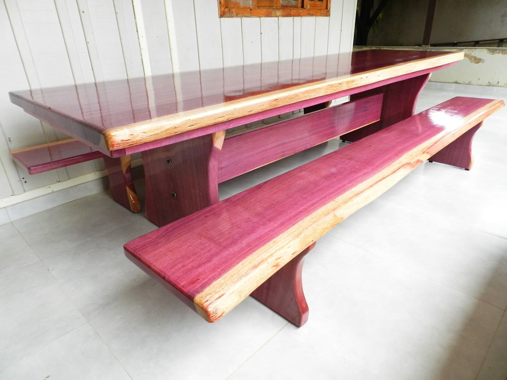 Conjunto Mesa Rústica Tampo Sem Emenda (300cm x 90cm x 6cm) com 2 Bancos Rústicos (300cm X 35cm x 4cm) de Madeira Maciça de Roxão – Pés formato Taça - Acabamento Verniz PU auto Brilho - 10 lugares