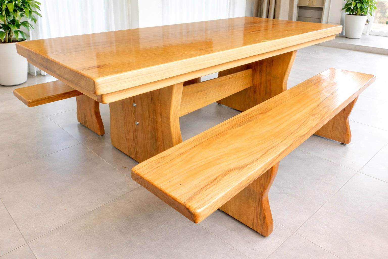 Conjunto Mesa Rústica (220cm x 85cm x 5,5cm) com 2 Bancos Rústicos (220cm X 36cm x 4cm) de Madeira 100% Maciça de Tauari – Pés Taça - Acabamento Verniz Auto brilho Incolor - 6 a 8 lugares 