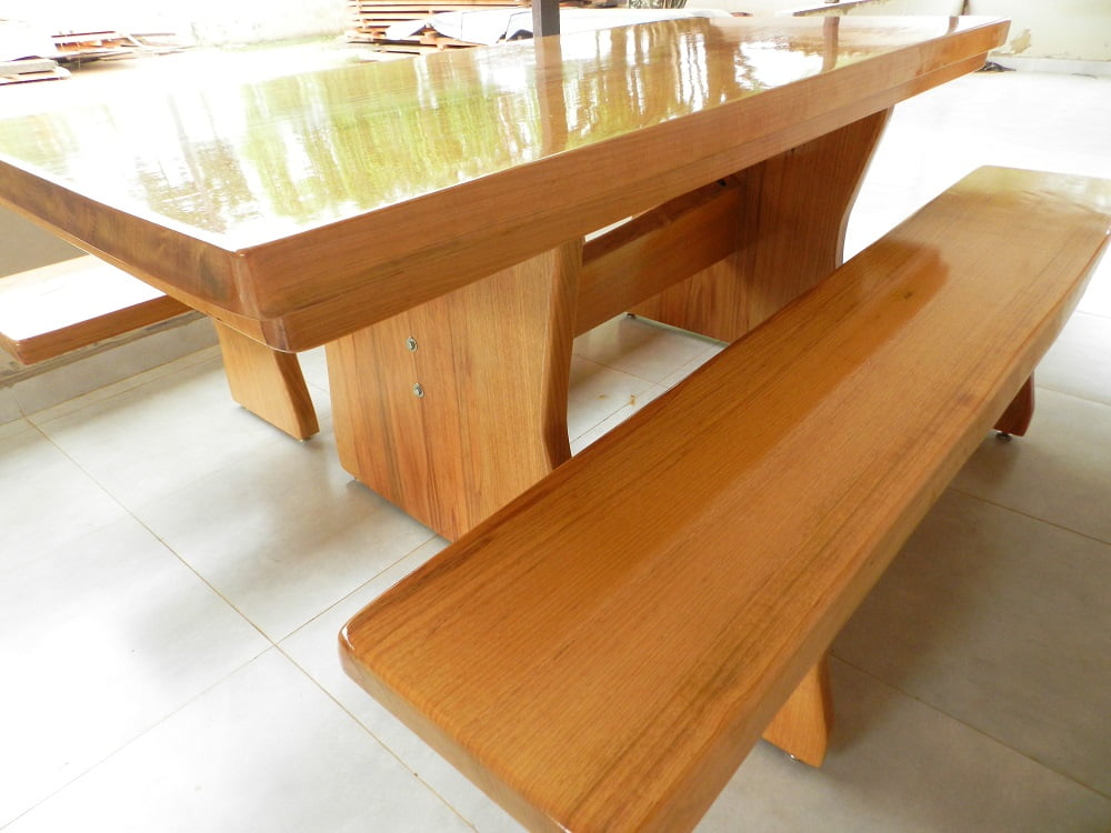 Conjunto Mesa Rústica (220cm x 85cm x 5,5cm) com 2 Bancos Rústicos (220cm X 36cm x 4cm) de Madeira 100% Maciça de Tauari – Pés Taça - Acabamento Verniz Auto brilho Incolor - 6 a 8 lugares 