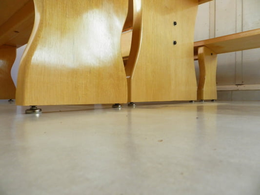 Conjunto Mesa Rústica (200cm x 85cm x 5,5cm) + 2 Bancos Rústicos (200cm X 36cm) de Madeira Maciça de Caxeta - Pés Formato Taça - Acabamento Verniz Auto brilho Incolor – 06 lugares