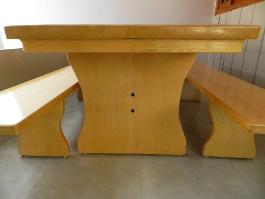 Conjunto Mesa Rústica (200cm x 85cm x 5,5cm) + 2 Bancos Rústicos (200cm X 36cm) de Madeira Maciça de Caxeta - Pés Formato Taça - Acabamento Verniz Auto brilho Incolor – 06 lugares