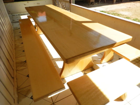 Conjunto Mesa Rústica Tampão(300cm x 85cm) com 4 Bancos Rústicos (300cm X 36cm) e (85cm X 36cm) de Madeira 100% Maciça Caxeta Branca - Acabamento Verniz Auto Brilho – 12 lugares