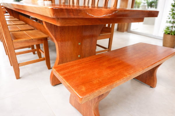 Conjunto de Mesa de Madeira Maciça em Cedro Mara (400cm x 90cm x 6cm) com 10 Cadeiras Rústicas Coloniais + 02 Bancos de Cabeceira(90cm x 36cm x 4cm) – Pés formato Taça -  Verniz Auto-Brilho