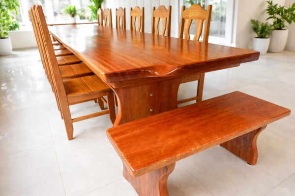 Conjunto de Mesa de Madeira Maciça em Cedro Mara (400cm x 90cm x 6cm) com 10 Cadeiras Rústicas Coloniais + 02 Bancos de Cabeceira(90cm x 36cm x 4cm) – Pés formato Taça -  Verniz Auto-Brilho