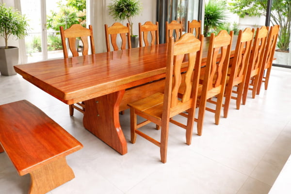 Conjunto de Mesa de Madeira Maciça em Cedro Mara (400cm x 90cm x 6cm) com 10 Cadeiras Rústicas Coloniais + 02 Bancos de Cabeceira(90cm x 36cm x 4cm) – Pés formato Taça -  Verniz Auto-Brilho