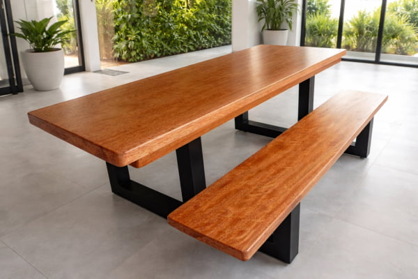 Conjunto de Mesa em Madeira Maciça de Cedro (2,20mts x 85cm x 6cm) com 1 Banco Rústico em Madeira Maciça, tudo com Pés de Ferro Metalom 100mm x 100mm - Acabamento Fosco Natural da Madeira