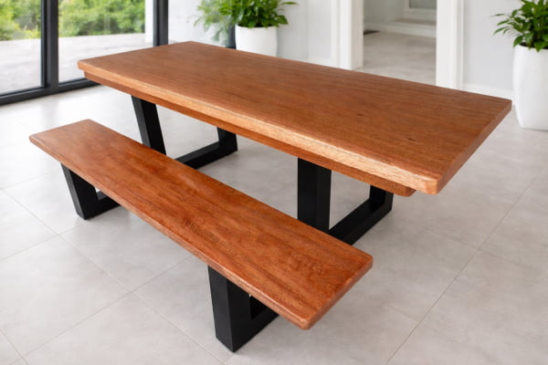 Conjunto de Mesa em Madeira Maciça de Cedro (2,20mts x 85cm x 6cm) com 1 Banco Rústico em Madeira Maciça, tudo com Pés de Ferro Metalom 100mm x 100mm - Acabamento Fosco Natural da Madeira