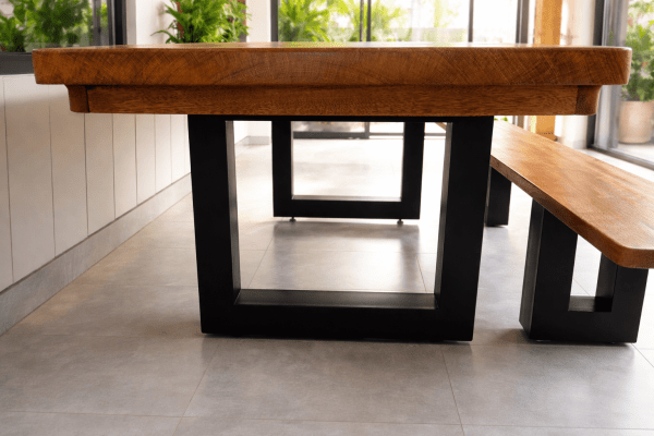 Conjunto de Mesa em Madeira Maciça de Cedro (2,20mts x 85cm x 6cm) com 1 Banco Rústico em Madeira Maciça, tudo com Pés de Ferro Metalom 100mm x 100mm - Acabamento Fosco Natural da Madeira