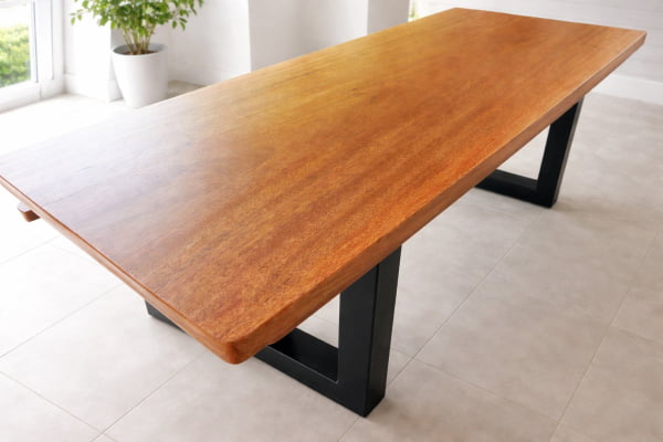 Conjunto de Mesa em Madeira Maciça de Cedro (2,20mts x 85cm x 6cm) com 1 Banco Rústico em Madeira Maciça, tudo com Pés de Ferro Metalom 100mm x 100mm - Acabamento Fosco Natural da Madeira