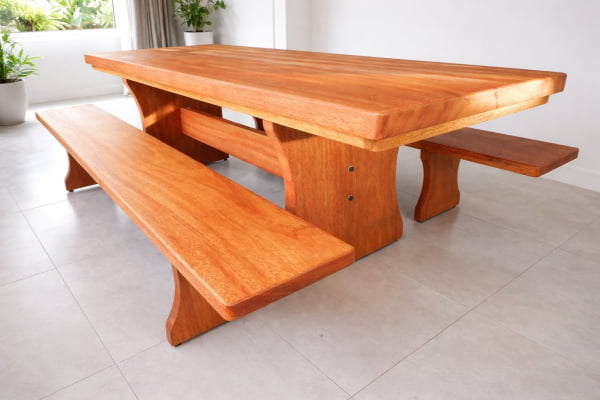Conjunto Mesa Rústica (250cm x 80cm x 5,5cm) com 2 Bancos Rústicos (250cm X 36cm x 4cm) de Madeira Maciça de Cedro Mara - Pés Formato Taça - Acabamento Verniz PU Auto Brilho  - 8 a 10 Lugares