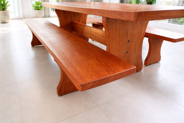 Conjunto Mesa Rústica (250cm x 80cm x 5,5cm) com 2 Bancos Rústicos (250cm X 36cm x 4cm) de Madeira Maciça de Cedro Mara - Pés Formato Taça - Acabamento Verniz PU Auto Brilho - 8 a 10 Lugares