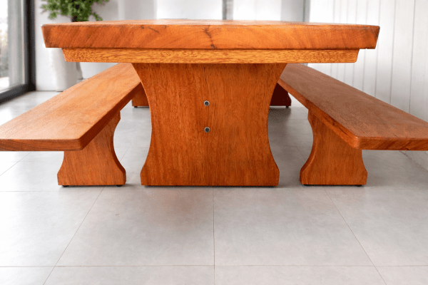 Conjunto Mesa Rústica (250cm x 80cm x 5,5cm) com 2 Bancos Rústicos (250cm X 36cm x 4cm) de Madeira Maciça de Cedro Mara - Pés Formato Taça - Acabamento Verniz PU Auto Brilho - 8 a 10 Lugares