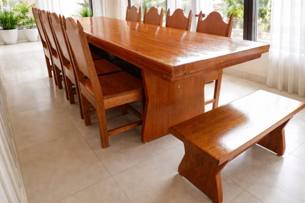 Conjunto Mesa Rústica Madeira Maciça (300cm x 85cm x 5,0cm) com 08 CADEIRAS  Rústicas Coloniais e 02 Bancos de cabeceira, tudo em Cedro Mara - Acabamento Verniz Auto-Brilho - Pés formato Taça - 10 lugares