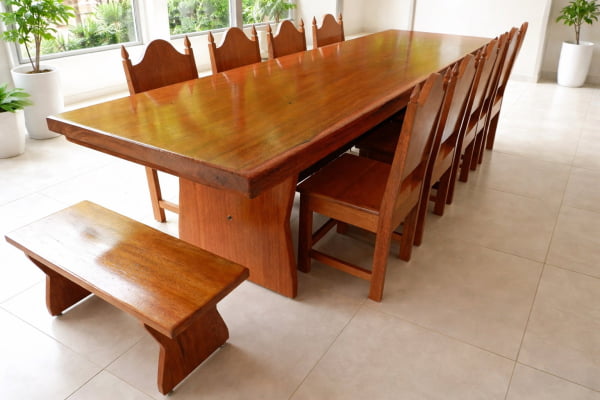 Conjunto Mesa Rústica Madeira Maciça (300cm x 85cm x 5,0cm) com 08 CADEIRAS Rústicas Coloniais e 02 Bancos de cabeceira, tudo em Cedro Mara - Acabamento Verniz Auto-Brilho - Pés formato Taça - 10 lugares