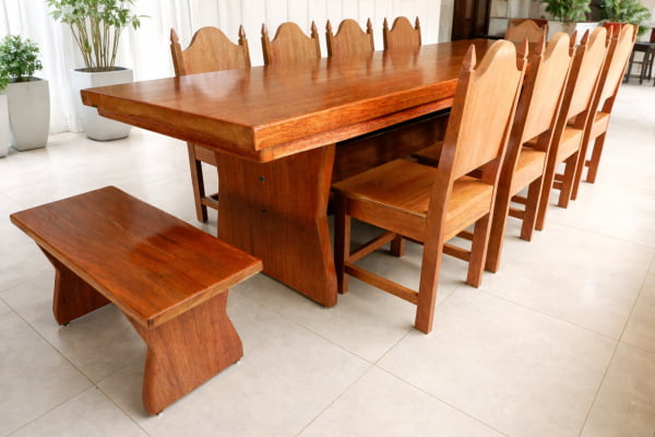 Conjunto Mesa Rústica Madeira Maciça (300cm x 85cm x 5,0cm) com 08 CADEIRAS  Rústicas Coloniais e 02 Bancos de cabeceira, tudo em Cedro Mara - Acabamento Verniz Auto-Brilho - Pés formato Taça - 10 lugares