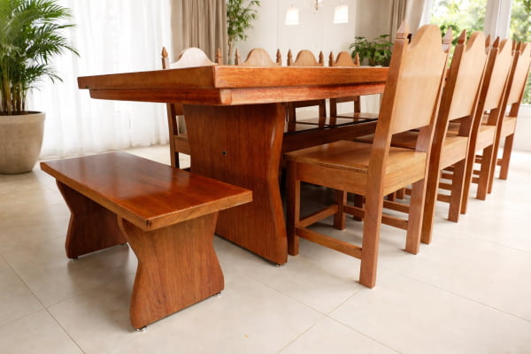 Conjunto Mesa Rústica Madeira Maciça (300cm x 85cm x 5,0cm) com 08 CADEIRAS Rústicas Coloniais e 02 Bancos de cabeceira, tudo em Cedro Mara - Acabamento Verniz Auto-Brilho - Pés formato Taça - 10 lugares