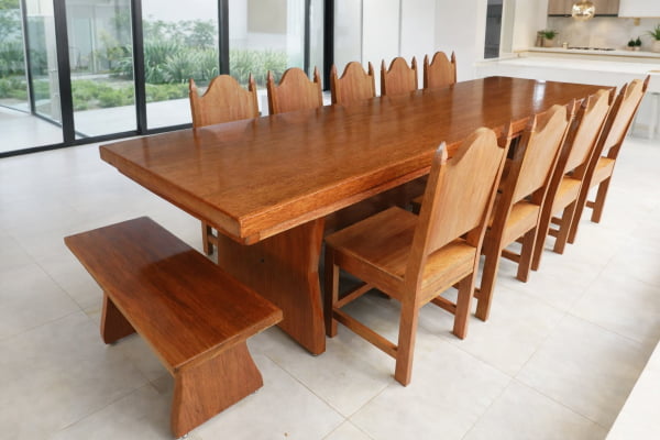 Conjunto Mesa Rústica Madeira Maciça (300cm x 85cm x 5,0cm) com 08 CADEIRAS Rústicas Coloniais e 02 Bancos de cabeceira, tudo em Cedro Mara - Acabamento Verniz Auto-Brilho - Pés formato Taça - 10 lugares
