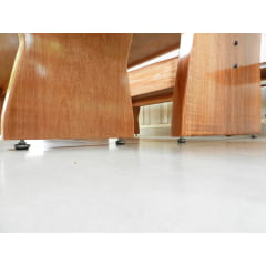 Conjunto de Mesa em Madeira Maciça tampão(220cm x 80cm x 5,5cm) com 02 Bancos Rústicos no tampão (220cm x 36cm x 4cm) madeira maciça de Jequitibá - Laterais Orgânicas - Acabamento Verniz Incolor Auto Brilho - 8 Lugares