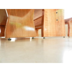 Conjunto de Mesa em Madeira Maciça tampão(220cm x 80cm x 5,5cm) com 02 Bancos Rústicos no tampão (220cm x 36cm x 4cm) madeira maciça de Jequitibá - Laterais Orgânicas - Acabamento Verniz Incolor Auto Brilho - 8 Lugares