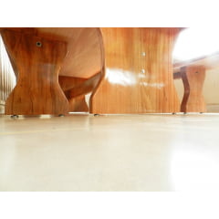 Conjunto de Mesa em Madeira Maciça tampão(250cm x 90cm x 5,5cm) com 02 Bancos Rústicos no tampão (250cm x 36cm x 4cm) madeira maciça de Jequitibá - Laterais Quadradas - Acabamento Verniz Incolor Auto Brilho - 8 Lugares