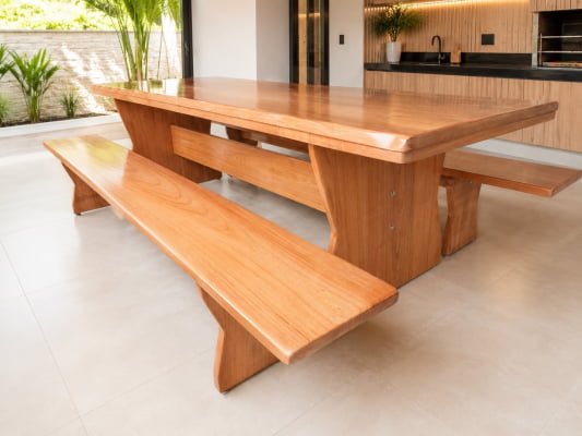 Conjunto Mesa Rústica (300cm x 85cm x 4,5cm) com 2 Bancos Laterais Tampo(300cm X 36cm x 4cm) Madeira Maciça Jequitibá - Acabamento Verniz Auto-Brilho – de 08 a 10 lugares