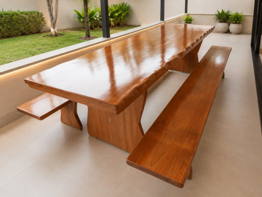 Conjunto Mesa Rústica (300cm x 85cm x 4,5cm) com 2 Bancos Laterais Tampo(300cm X 36cm x 4cm) Madeira Maciça Jequitibá - Acabamento Verniz Auto-Brilho – de 08 a 10 lugares