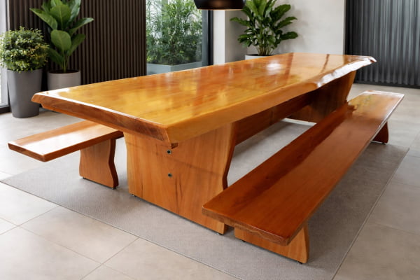 Conjunto Mesa Rústica (200cm x 85cm x 6cm) com bordas orgânicas com 2 Bancos Laterais Tampo(200cm X 36cm x 4cm) Madeira Maciça Jequitibá - Acabamento Verniz Auto-Brilho – de 06 a 08 lugares