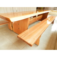 CONJUNTO MESA RÚSTICA (3,0mts X 90cm X 5,5 a 6cm) COM BORDAS ORGÂNICAS E 2 BANCOS RÚSTICOS (3,0mts X 36cm X 4cm) DE MADEIRA 100% MACIÇA JEQUITIBÁ ACABAMENTO Verniz  Auto Brilho