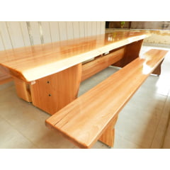 CONJUNTO MESA RÚSTICA (3,0mts X 90cm X 5,5 a 6cm) COM BORDAS ORGÂNICAS E 2 BANCOS RÚSTICOS (3,0mts X 36cm X 4cm) DE MADEIRA 100% MACIÇA JEQUITIBÁ ACABAMENTO Verniz  Auto Brilho