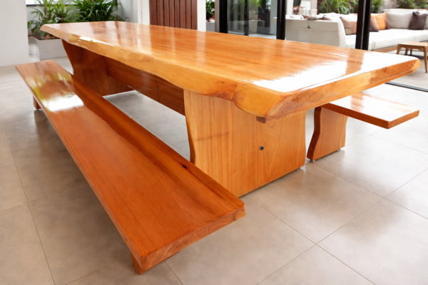 CONJUNTO MESA RÚSTICA (3,0mts X 90cm X 5,5 a 6cm) COM BORDAS ORGÂNICAS E 2 BANCOS RÚSTICOS (3,0mts X 36cm X 4cm) DE MADEIRA 100% MACIÇA JEQUITIBÁ ACABAMENTO Verniz  Auto Brilho