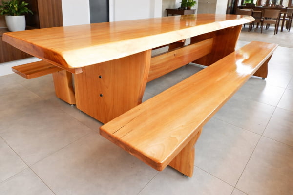 CONJUNTO MESA RÚSTICA (3,0mts X 90cm X 5,5 a 6cm) COM BORDAS ORGÂNICAS E 2 BANCOS RÚSTICOS (3,0mts X 36cm X 4cm) DE MADEIRA 100% MACIÇA JEQUITIBÁ ACABAMENTO Verniz  Auto Brilho