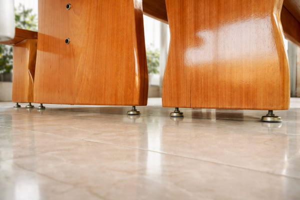 CONJUNTO MESA RÚSTICA (3,0mts X 90cm X 5,5 a 6cm) COM BORDAS ORGÂNICAS E 2 BANCOS RÚSTICOS (3,0mts X 36cm X 4cm) DE MADEIRA 100% MACIÇA JEQUITIBÁ ACABAMENTO Verniz  Auto Brilho